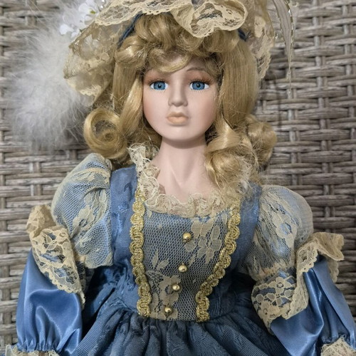 Victoria DOLLS Grace porcelain collector doll like new