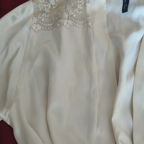 Silk Robe champagne white with lace, like new, size Medium
