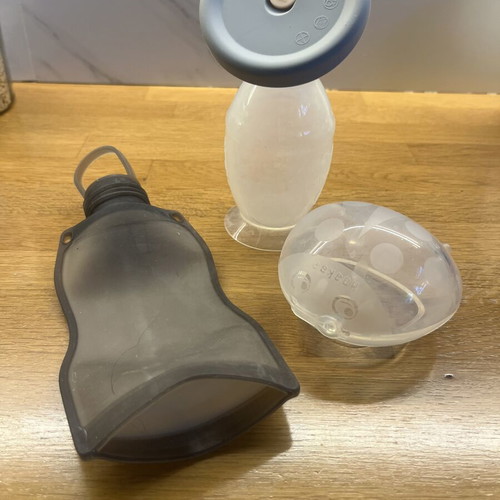 Haakaa breast pump set like new with milk storage bag