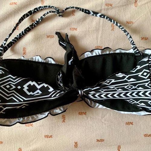 Top bikini black and white like new, size 75B