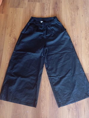 Cropped pants small size, like new, cotton, black