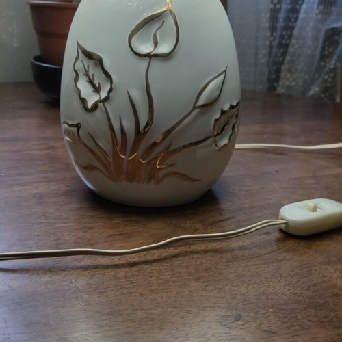 Table lamp with white ceramic base and gold leaf details, like new