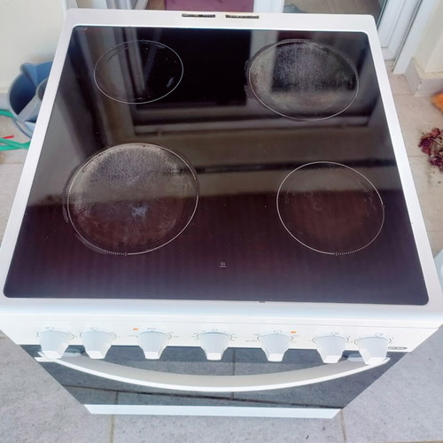Zanussi oven 54lt with ceramic hobs used, 5 cooking modes