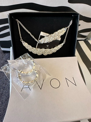 Avon jewelry set necklace with earrings new silver