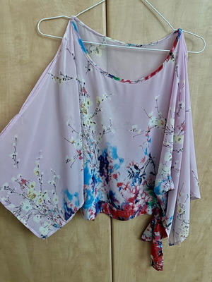 Women's shirt like new with sleeve openings and waist tie, blue and pink