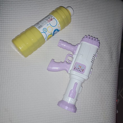 Bubble Gun new with soap and batteries