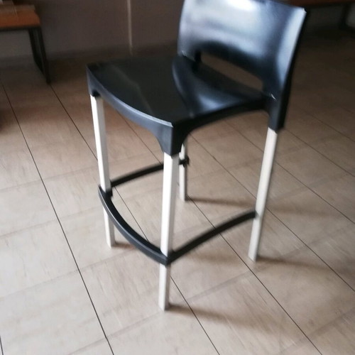 Bar stools used, pack of 6, plastic seat and aluminum legs