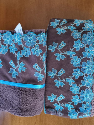 Das Home σετ κεντημένων πετσετών σε καφέ και τιρκουάζ