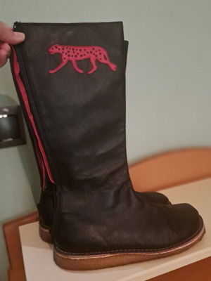 Boots like new, size 39, black and red