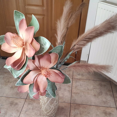 Inkas wooden floor vase like new with salmon flowers