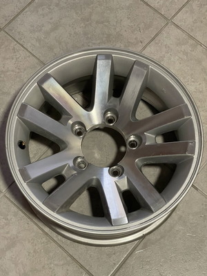 Suzuki Grand Vitara 16" rim like new