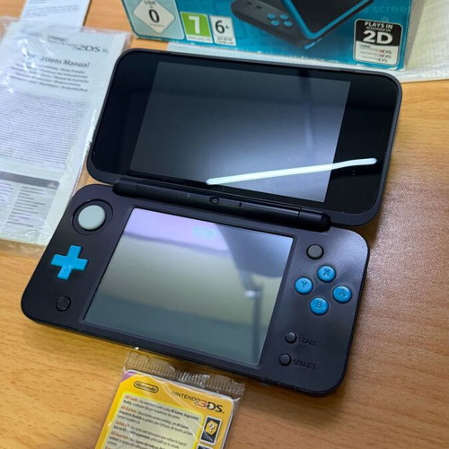 Nintendo 2DS XL like new with 64GB micro SD and accessories