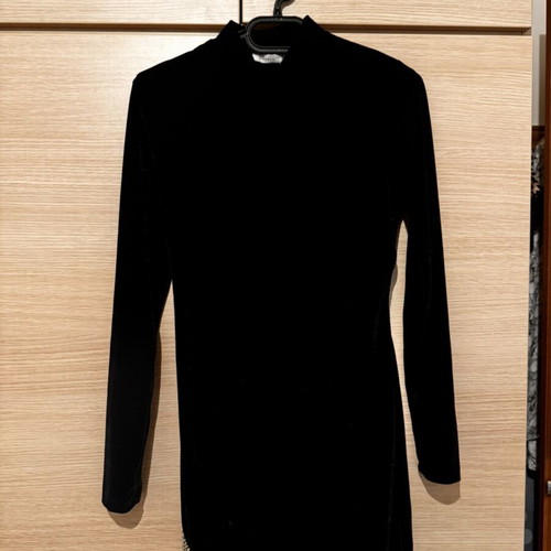 Black mini-midi velvet dress with open back