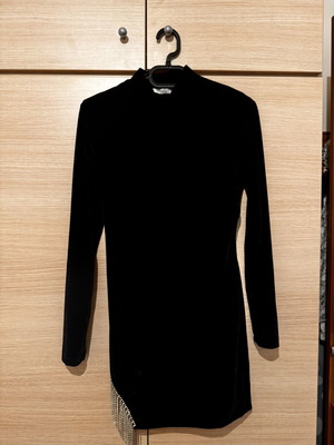 Black mini-midi velvet dress with open back