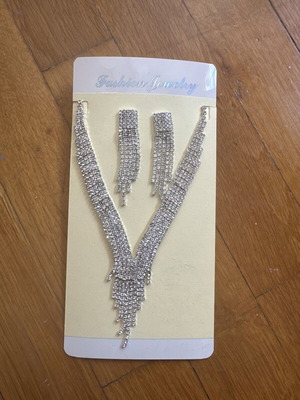 Woman’s fashion jewellery set brand new, silver color