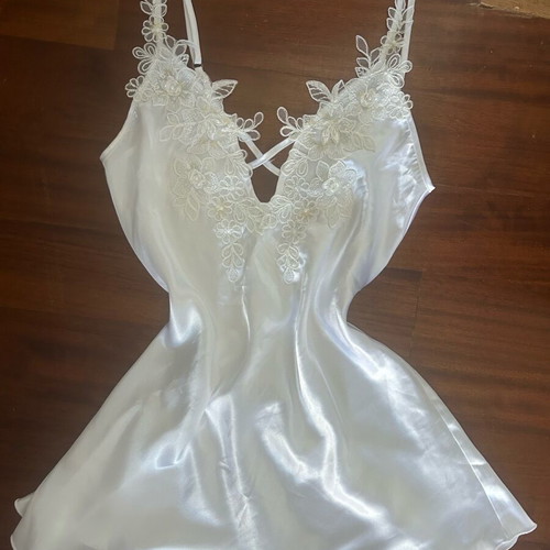 White satin nightdress like new, short, suitable for bridal wear