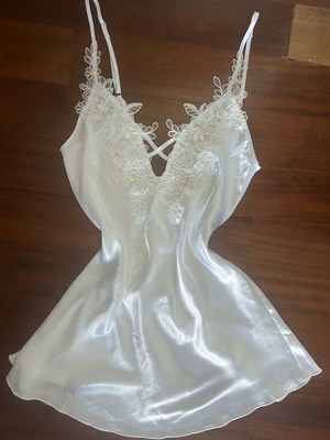White satin nightdress like new, short, suitable for bridal wear