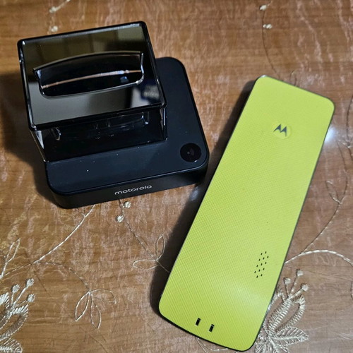 Motorola phone like new with mirror base and three covers