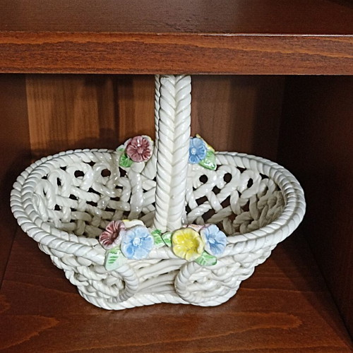 Ceramic decorative basket Capodimonte style like new