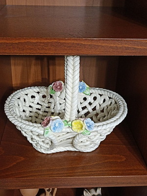 Ceramic decorative basket Capodimonte style like new
