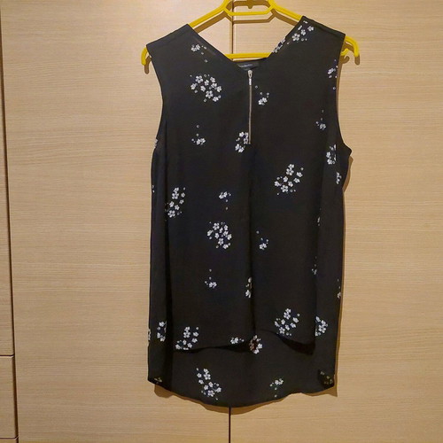 Black blouse with white flowers and silver zipper XL like new