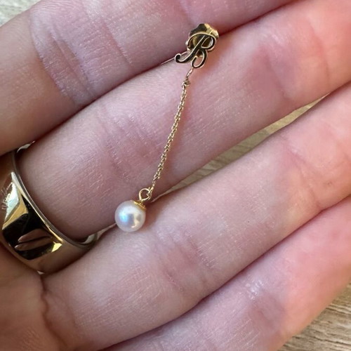 Gold earring with monogram B like new, yellow 575