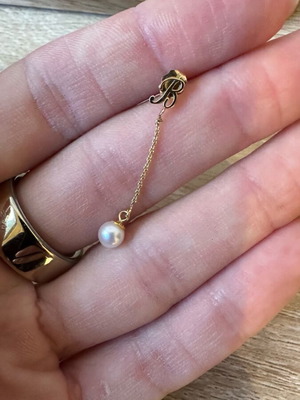 Gold earring with monogram B like new, yellow 575