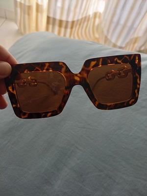 Tortoise sunglasses like new, brown with gold chain