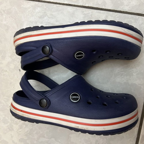 Cubanitas slippers size 32 like new, blue