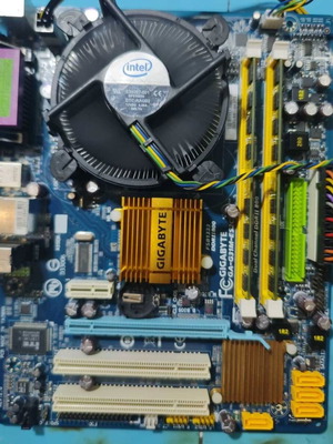 Gigabyte GA-G31M-ES2C μητρική με Intel Core 2 Duo E8400 και 4GB Kingston DDR2 μεταχειρισμένη