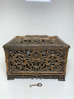 Метален кутия за съхранение употребявана с орнаменти и ключалка