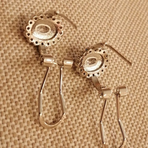 Earrings new with 1.3cm x 1cm motif