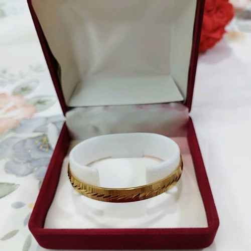 Monet gold-plated vintage statement bangle bracelet like new