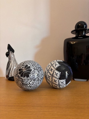 Carpet Balls set of 2 ceramic balls like new with black and white patterns