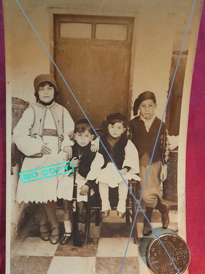 Βιντατζ φωτογραφία δεκαετίας 1930 με τέσσερα παιδιά σε παραδοσιακές στολές, μεταχειρισμένη