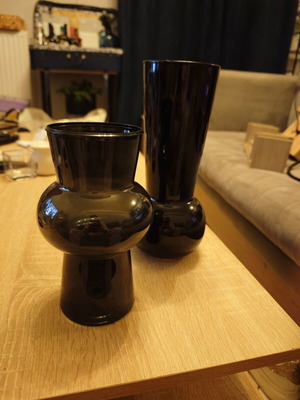 Set of two decorative vases black color like new