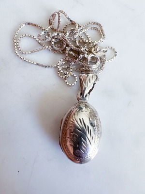 Vintage silver necklace with 925 silver photo locket, like new