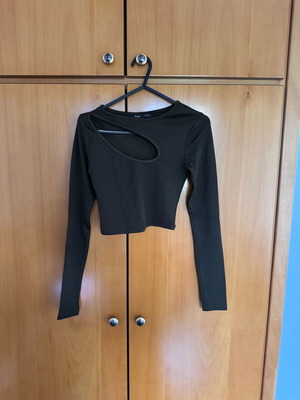 PULL AND BEAR CROP TOP