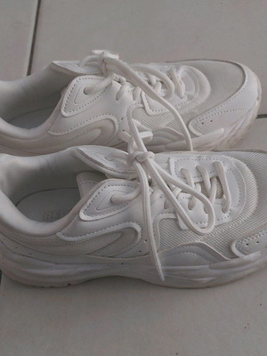 Sneakers Zara μεταχειρισμένα, άσπρα, μέγεθος 36, αθλητικά