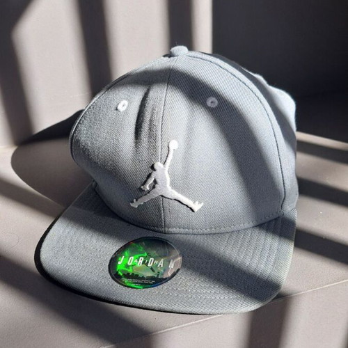 Nike Air Jordan authentic cap, white and grey