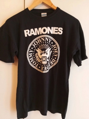 Ramones μπλούζα ringspun μεταχειρισμένη, μέγεθος small, μαύρη