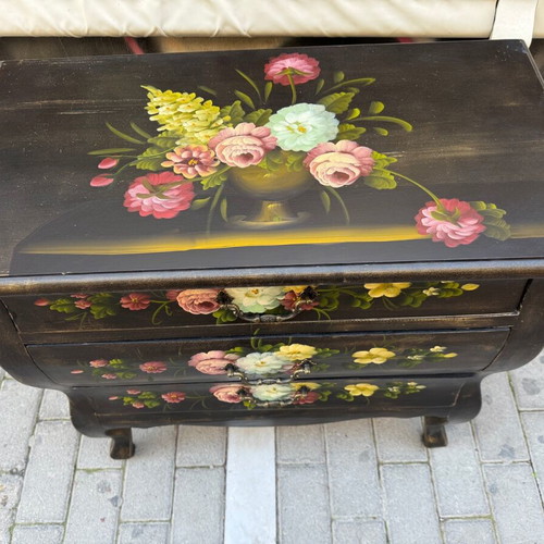 Painted chest of drawers like new