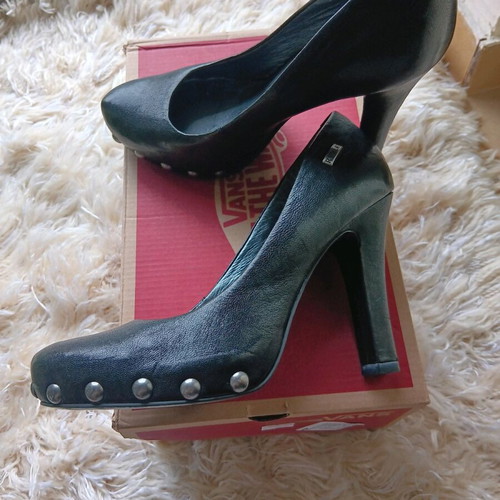 Replay pumps used, black, size 39, with heel scratch