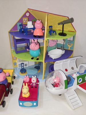 Peppa Pig large three-story house, airplane, car, train and 9 figures set like new