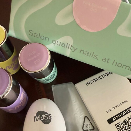 Muse Nail Saloon long-lasting manicure new with lamp and 3 nail polishes