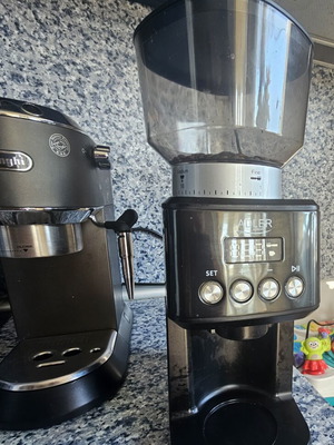 DeLonghi Dedica EC685.BK espresso machine and Adler Europe grinder like new