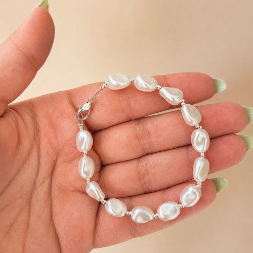 Handmade bracelet with white baroque pearl-shaped stones and stainless details