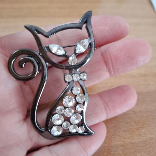 Cat brooch with strass like new decorative pin