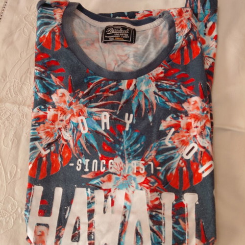 T shirt small men's like new with vibrant colors