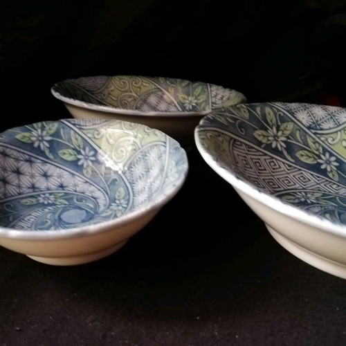 Set of 3 decorative porcelain bowls used, Japanese origin
